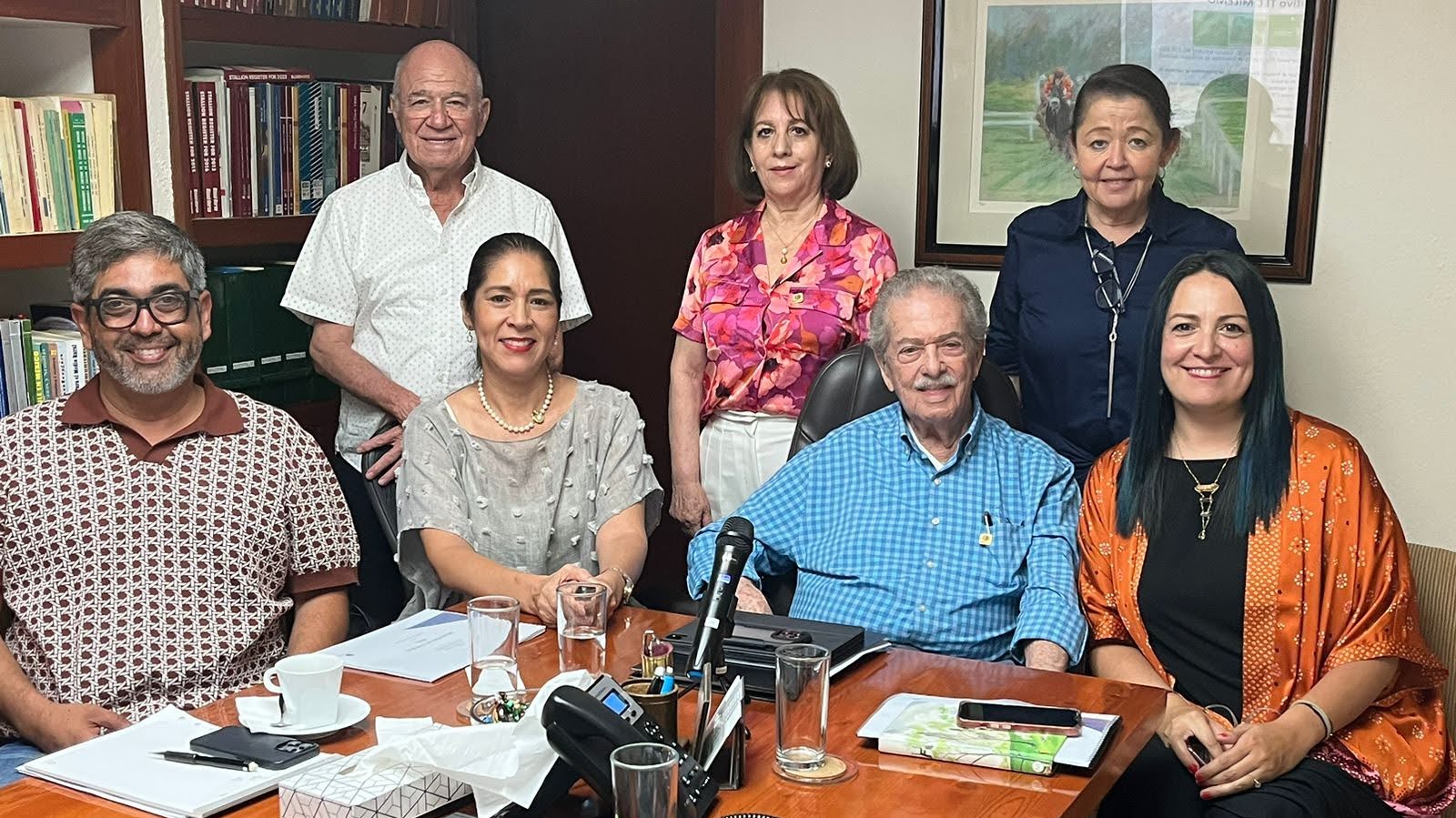 Ing. elizondo acompañado de su equipo de trabajo.