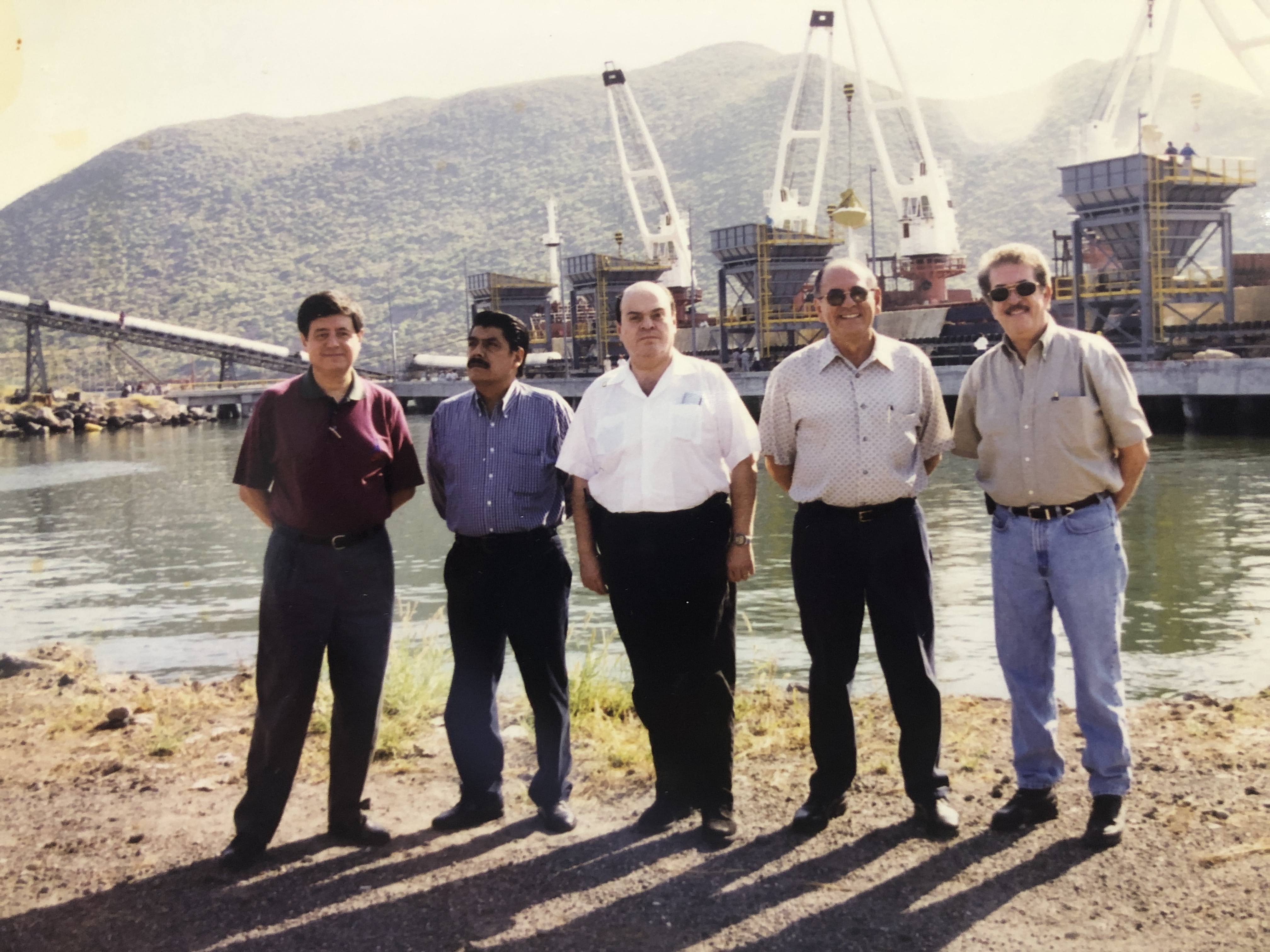 Fotografía de Ing. Elizondo y compaleros de trabajos en Triple T.