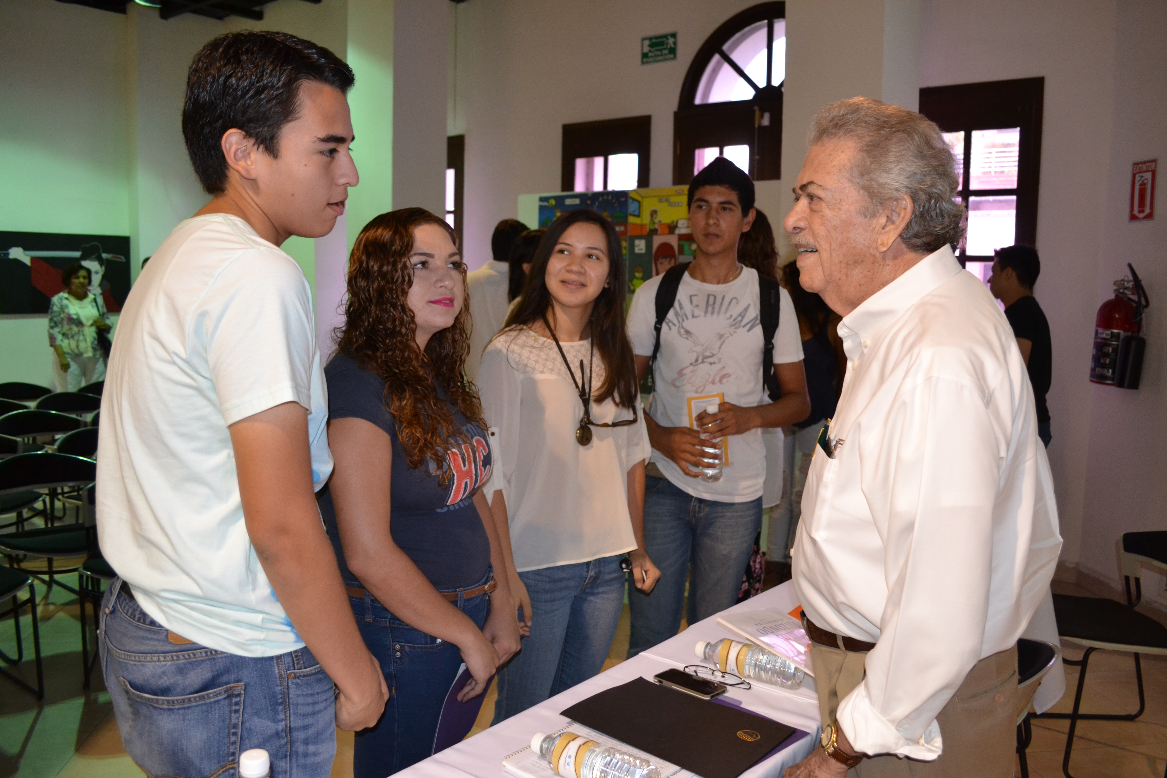 Ing. Elizondo con becados de Fundación Carlos Elizondo.